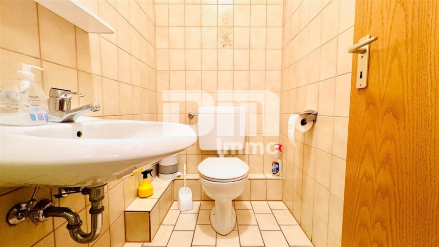Schöne zentral gelegenes Büro mit drei Balkonen und Tiefgaragenstellplatz - 2.OG Gäste WC 1 von 2